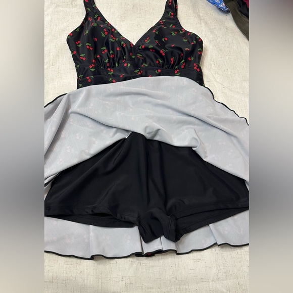 🍒Chic Black and Red One Piece Swimsuit for Stylish Swimming 🌴☀️ - Picture 8 of 14